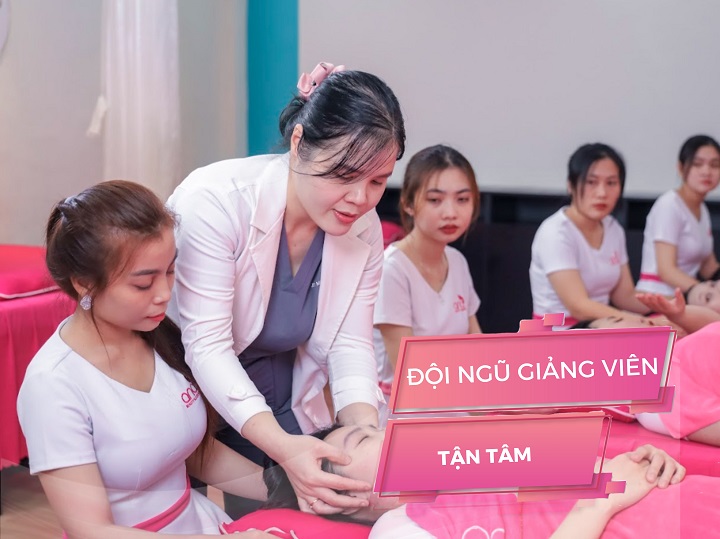Đội ngũ giảng viên tận tâm – Uy tín