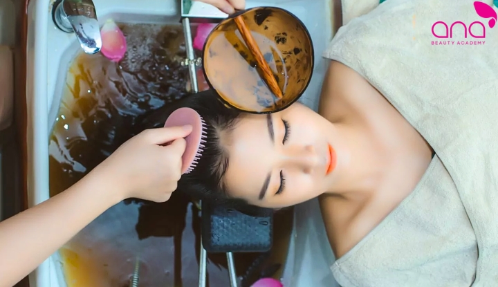 Bước 4: Gội đầu đúng cách với nước bồ kết