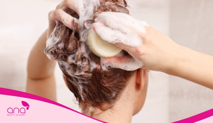 Gội đầu thường là cách làm sạch tóc nhanh và tiết kiệm nhất 