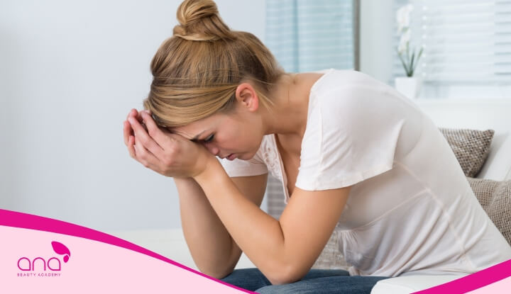 Tình trạng căng thẳng kéo dài sẽ khiến mái tóc dễ gãy rụng hơn