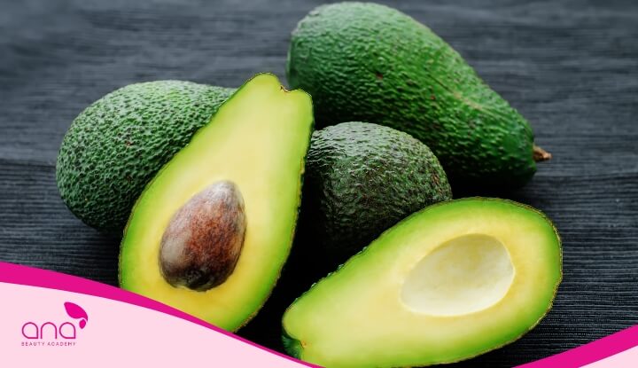 Bơ giúp dưỡng tóc nhờ các dưỡng chất như vitamin B, E, biotin, và axit béo giúp cung cấp độ ẩm sâu, phục hồi tóc khô xơ