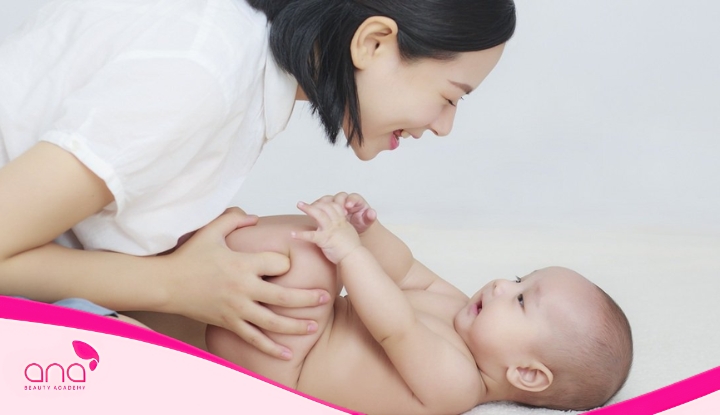 Mẹ nên cười và trò chuyện với bé trong lúc mát xa