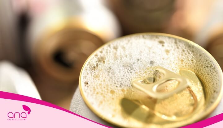 Gội đầu bằng bia nguyên chất là một trong những cách thực hiện khá đơn giản và tiện lợi 