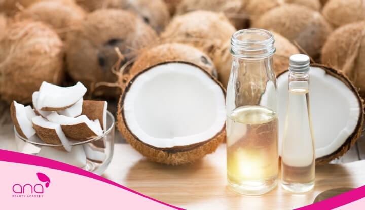 Không nên ủ tóc với dầu dừa hơn 30 phút vì dễ gây bết dính da đầu 