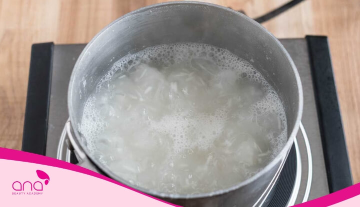 Gội đầu với nước gạo giúp tóc mềm mượt và chắc khỏe nhờ các dưỡng chất trong gạo như vitamin và khoáng chất