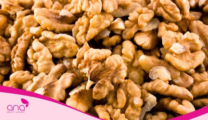 Hạt óc chó cung cấp axit béo và vitamin E nuôi dưỡng tóc từ gốc