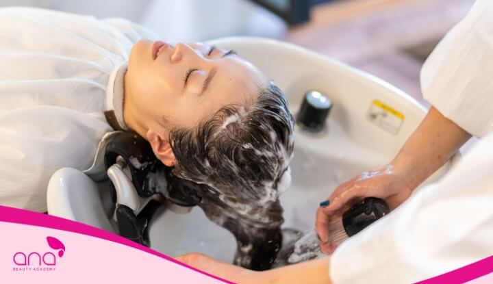 Gội đầu bằng nước mát giúp giảm rụng tóc vì nó giúp làm se khít nang tóc, giữ lại độ ẩm tự nhiên của da đầu 