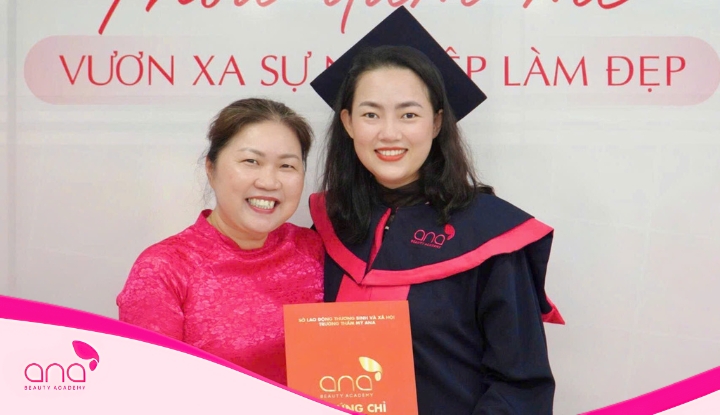 Hai-Yen-chinh-thuc-tot-nghiep-khoa-hoc-Spa-chuyen-nghiep-tai-ana