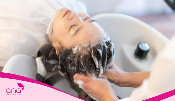 Dùng dầu gội tạo bọt nhẹ nhàng và gội theo một chiều duy nhất