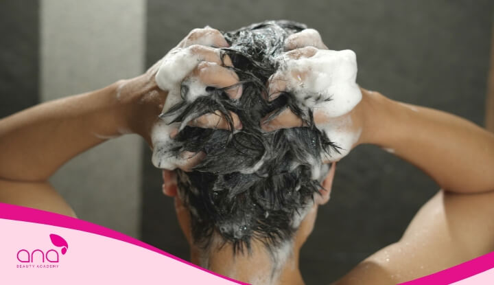 Nên kết hợp massage nhẹ da đầu trong quá trình gội để làm sạch tốt hơn 