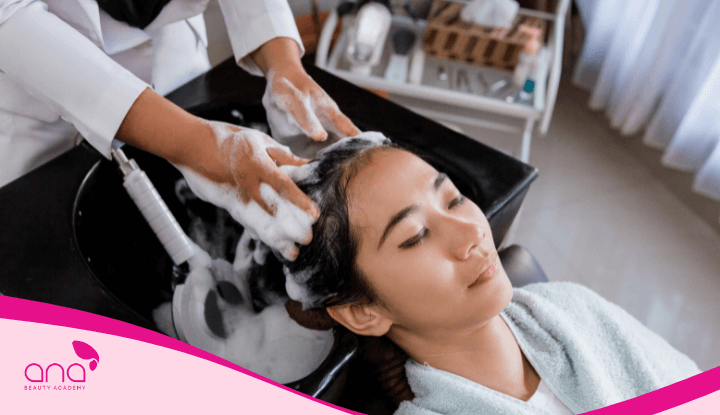 Bạn không nên gội đầu trong ít nhất 48-72 giờ đầu sau khi uốn để tránh làm trôi thuốc