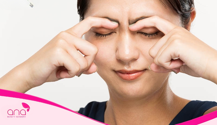 Dong-tac-massage-vung-mi-tren-lam-giam-sup-mi-va-nep-nhan