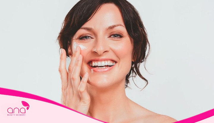 Ngoai-massage-mat-ban-co-the-ket-hop-cung-cac-duong-chat-cham-soc-da-de-giam-nep-nhan