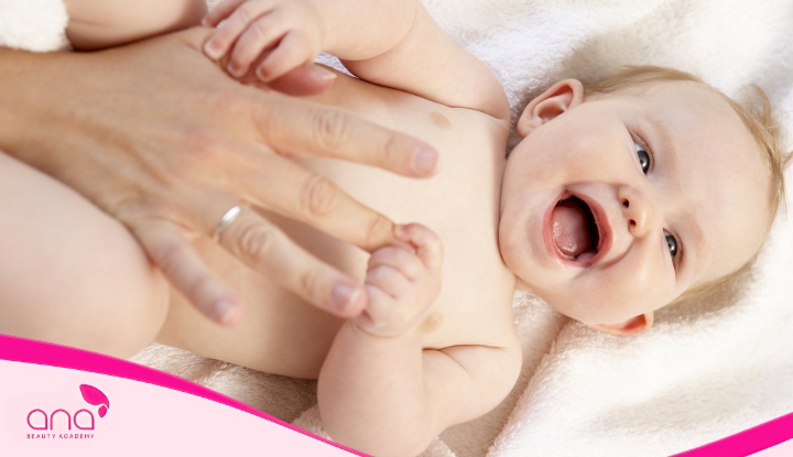 Rua-sach-tay-va-vung-massage-tren-bung-trươc-khi-thuc-hien-cac-dong-tac-massage