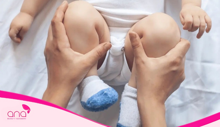 Thuc-hien-dong-tac-dap-xe-cho-chan-cua-em-be