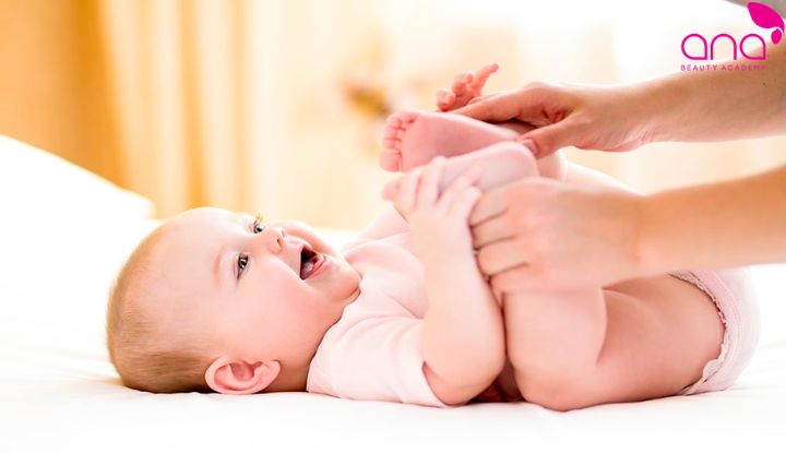 Co duỗi hai chân luân phiên tạo chuyển động nhẹ lên vùng bụng (Nguồn: Internet)