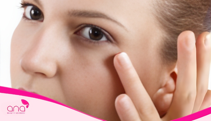 dung-ngon-ap-ut-hoac-ngon-giua-de-xoay-tron-vung-duoi-mat