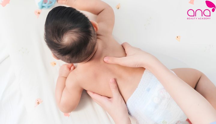 Massage cho trẻ sơ sinh khi bị sôi bụng đúng cách ở lưng (Nguồn: Internet)