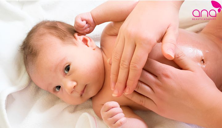 Massage phải dừng ngay khi bé biểu hiện khó chịu bất thường (Nguồn: Internet)