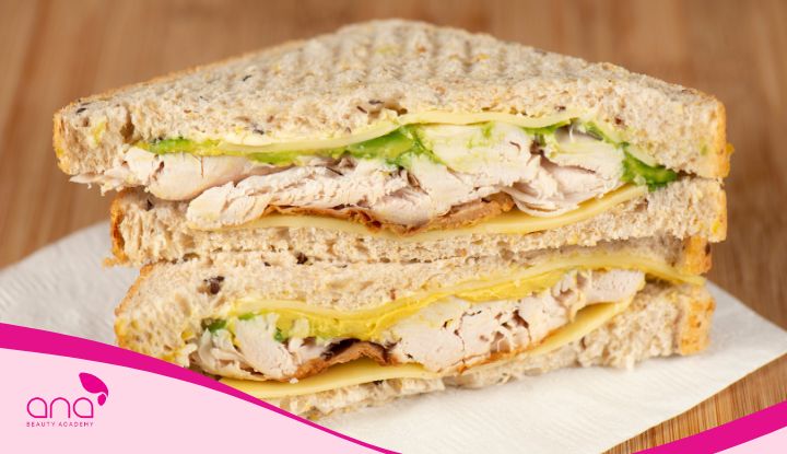 Sandwich gà áp chảo