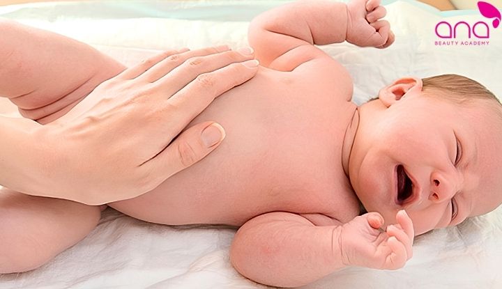 Trẻ bị sôi bụng thường kèm bụng căng và quấy khóc (Nguồn: Internet)