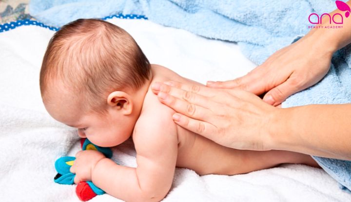 Xoa nhẹ từ vai xuống lưng hỗ trợ giải phóng lượng khí còn tích tụ