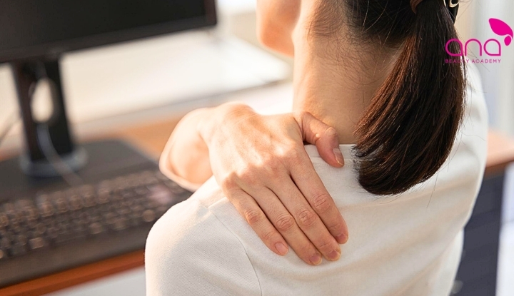 Cảm giác đau nhức có thể lan xuống tay, kèm tê mỏi và khó khăn trong vận động