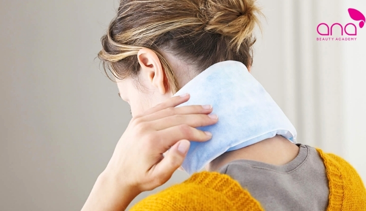 Chườm nóng lạnh cổ vai gáy