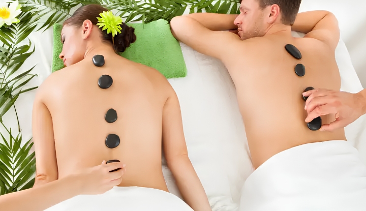 Đặt đá nóng lên cơ thể