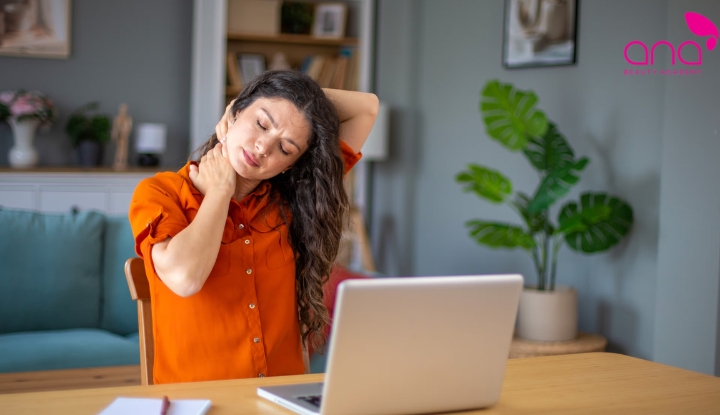 Dùng thiết bị công nghệ gây đau cổ