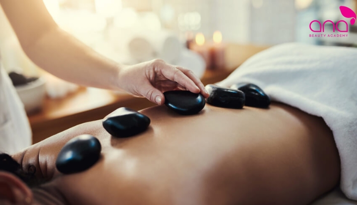 Massage đá nóng thư giãn