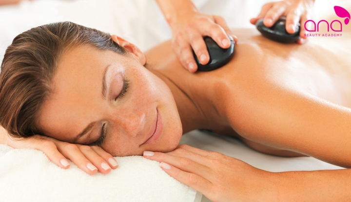 Massage đá nóng giảm stress