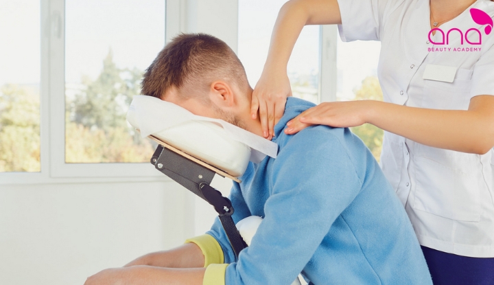 Massage vật lý trị liệu cổ vai gáy
