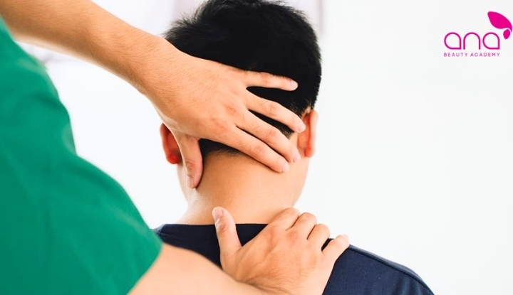 Nên đi khám nếu đau kéo dài, lan xuống tay, kèm tê ngứa, sốt và sưng đỏ