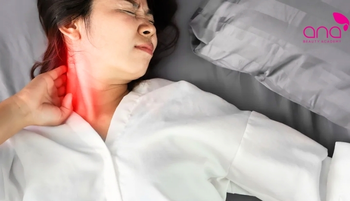 Cơ và dây chằng vùng cổ bị căng cứng, gây đau nhói