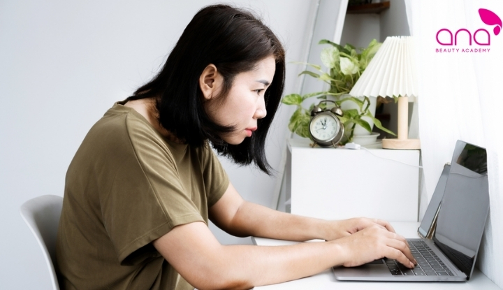 Tư thế làm việc gây đau cổ vai gáy 
