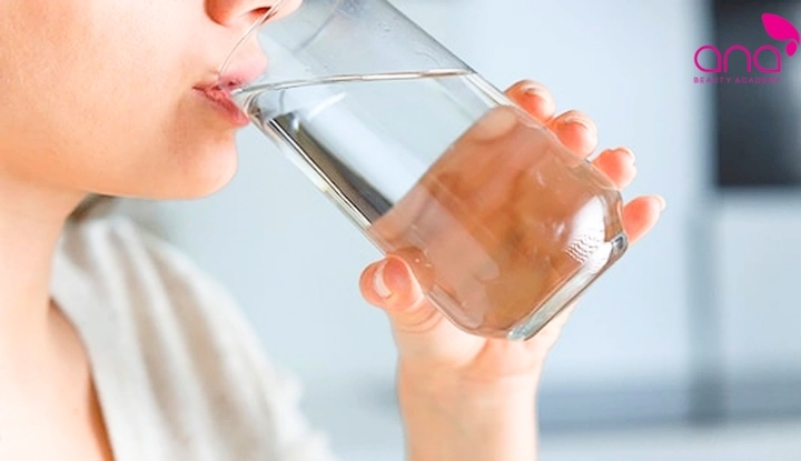Uống đủ nước mỗi ngày