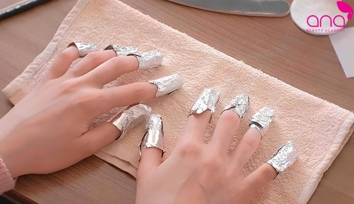 Tháo móng tay giả bằng dung dịch acetone