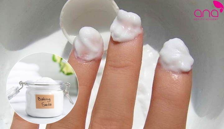 Tẩy sơn móng tay bằng baking soda