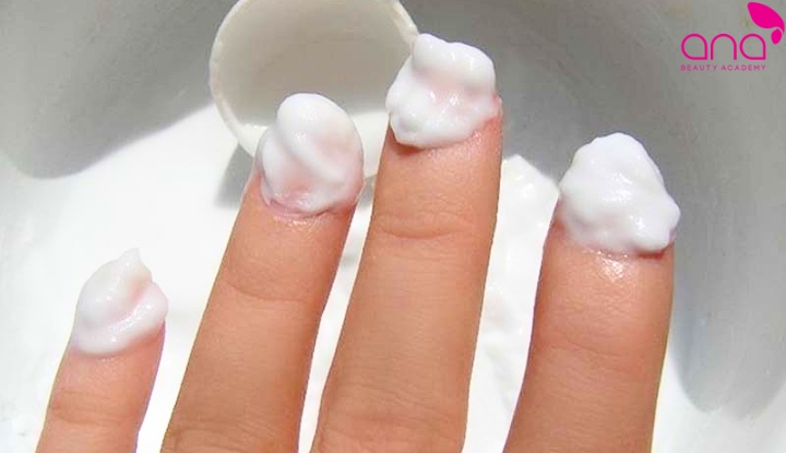 Tháo móng tay giả bằng baking soda
