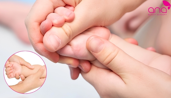 Bước 3: Massage cánh tay và bàn tay