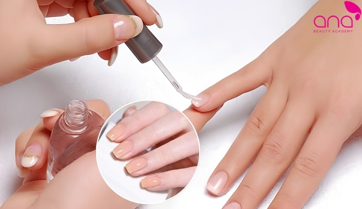 Dán móng tay giả bằng sơn trong suốt