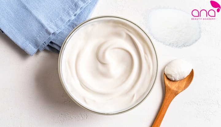 Ủ tóc bằng vitamin B5 kết hợp sữa chua không đường