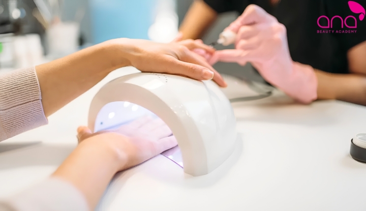 Tác hại từ đèn hơ móng tay