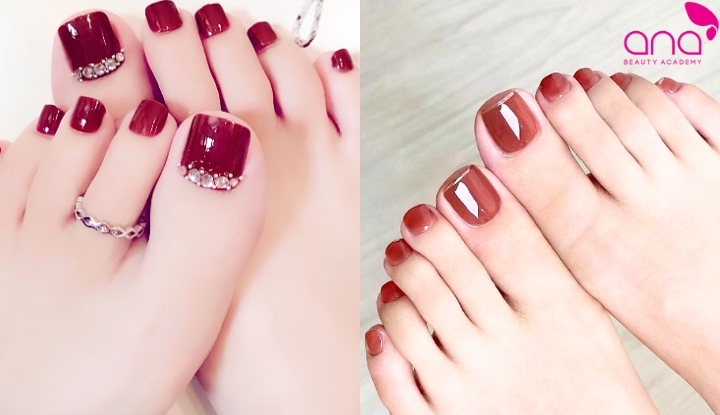 Sơn móng chân màu đỏ mận