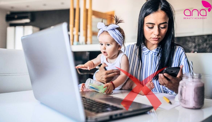Kiêng xem điện thoại, máy tính sau sinh