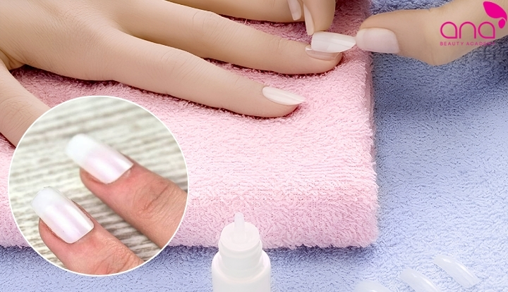 Dán móng tay giả bằng keo sữa