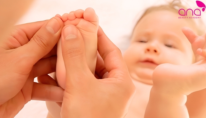 Bước 2: Massage vùng chân cho bé