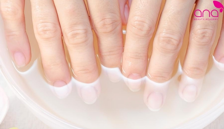 Tháo móng giả bằng nước ấm pha xà phòng