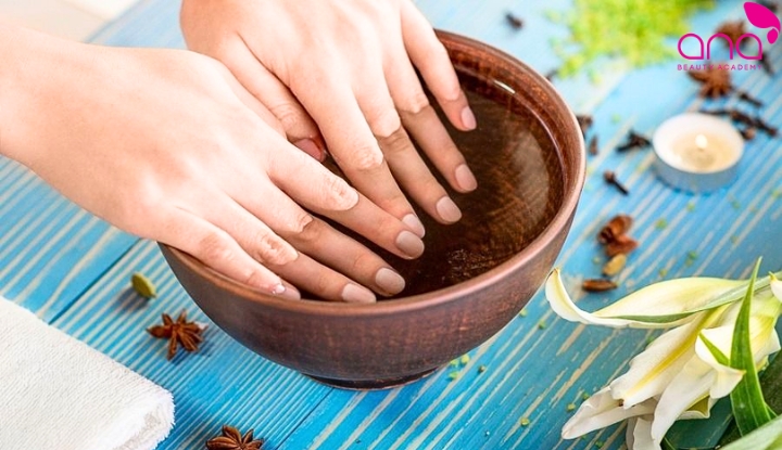 Tháo móng tay giả bằng nước nóng